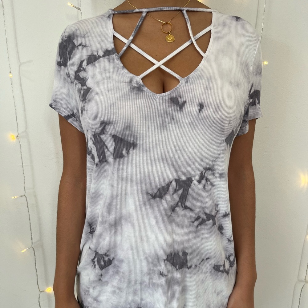 Cut out neck ribbed shirt